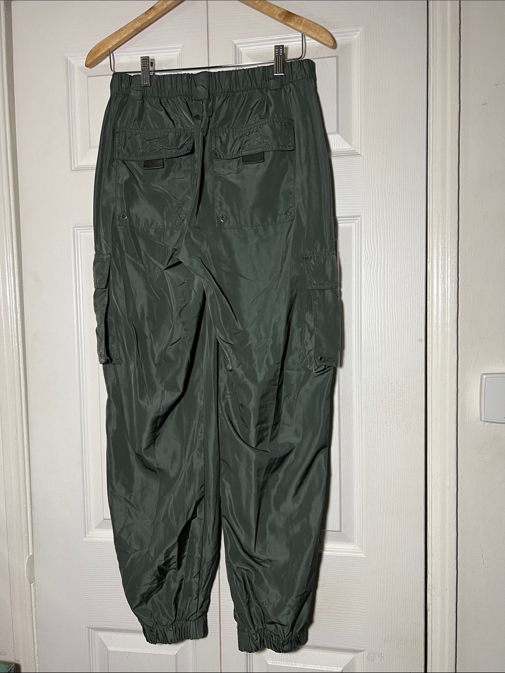 Alo Yoga It Girl Cargo Jogger Pant Women’s Medium Green - Picture 4 of 8